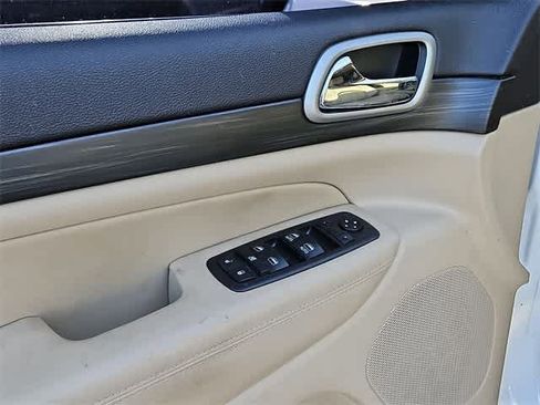 Used 2019 Jeep Grand Cherokee Laredo image 28