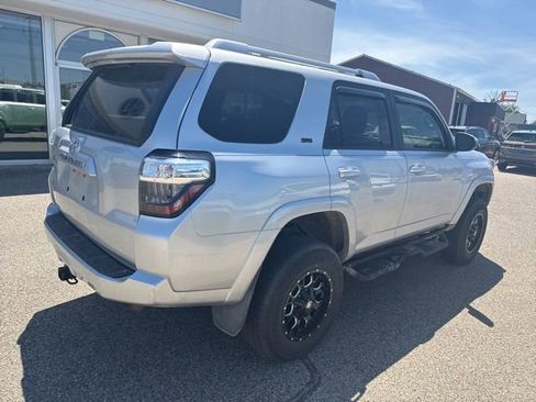 Used 2018 Toyota 4Runner SR5 AWD/4WD image 5
