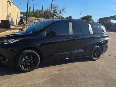 Used 2025 Toyota Sienna XLE Woodland Edition image 1