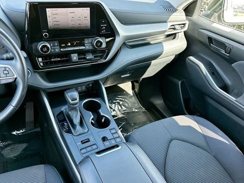 Used 2024 Toyota Highlander LE AWD/4WD image 21