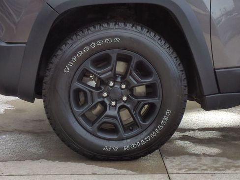 Used 2020 Jeep Cherokee Trailhawk w/ Cold Weather Group image 17