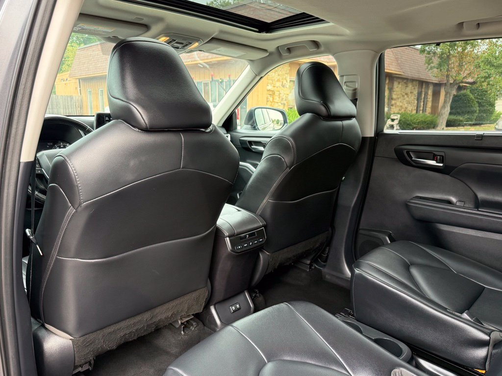 Used 2021 Toyota Highlander XLE AWD/4WD image 16