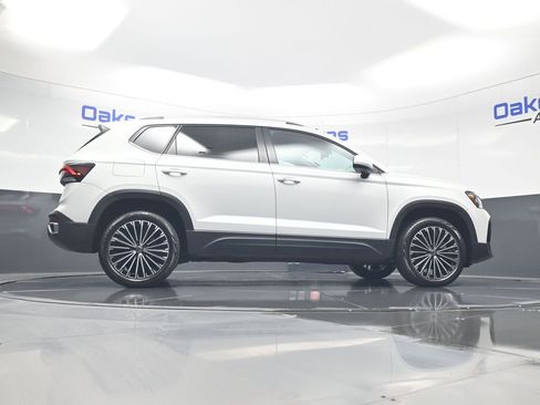 Used 2025 Volkswagen Taos SE FWD image 43