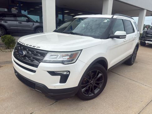 Used 2018 Ford Explorer XLT w/ XLT Appearance Package AWD/4WD image 2