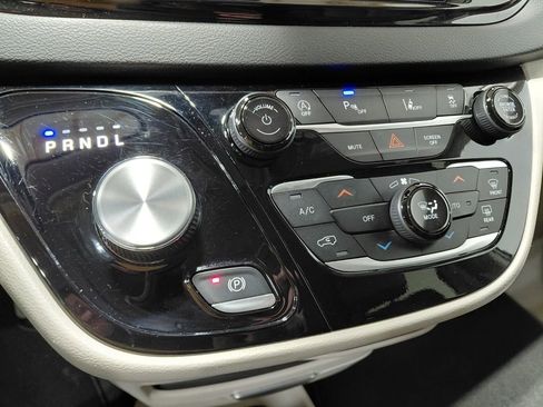 Certified 2024 Chrysler Pacifica Touring-L image 36