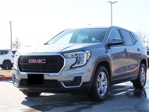Used 2024 GMC Terrain SLE image 3