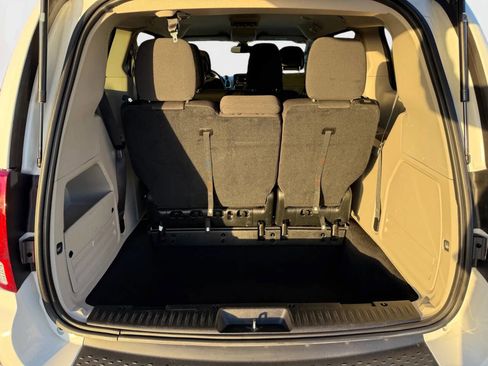 Used 2018 Dodge Grand Caravan SE w/ UConnect Hands-Free Group image 9