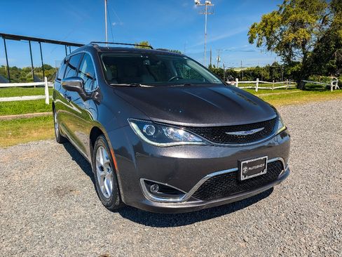 Used 2020 Chrysler Pacifica Limited FWD image 3