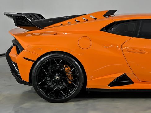 Used 2022 Lamborghini Huracan STO image 15