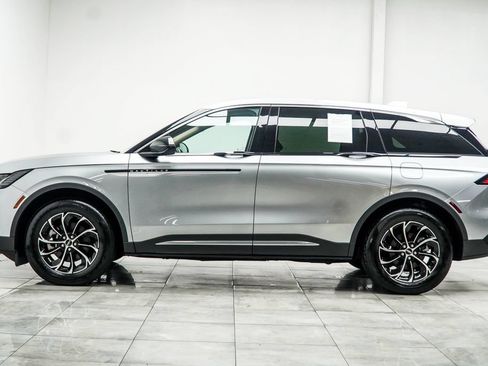 Used 2025 Lincoln Nautilus Premier AWD/4WD image 10