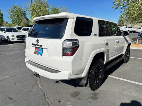 Used 2018 Toyota 4Runner SR5 AWD/4WD image 5