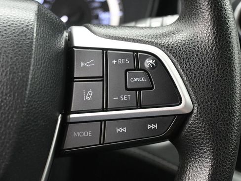 Used 2023 Toyota Highlander L image 13