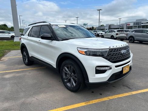 Certified 2022 Ford Explorer XLT w/ Equipment Group 202A AWD/4WD image 8