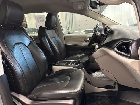 Used 2020 Chrysler Pacifica Touring-L image 36