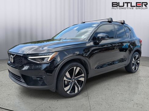 Used 2023 Volvo XC40 B5 Plus image 2