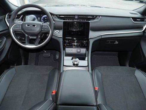 New 2025 Jeep Grand Cherokee Altitude image 5