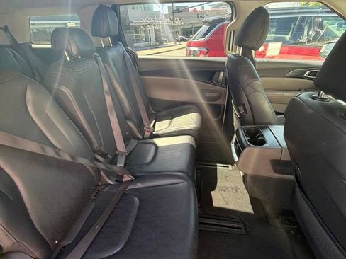 Used 2025 Kia Carnival FWD image 8