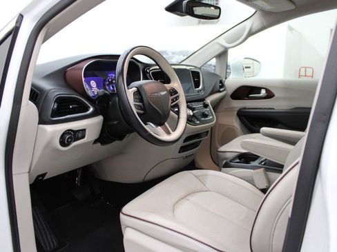 Used 2018 Chrysler Pacifica Limited w/ Advanced Safetytec Group FWD image 7