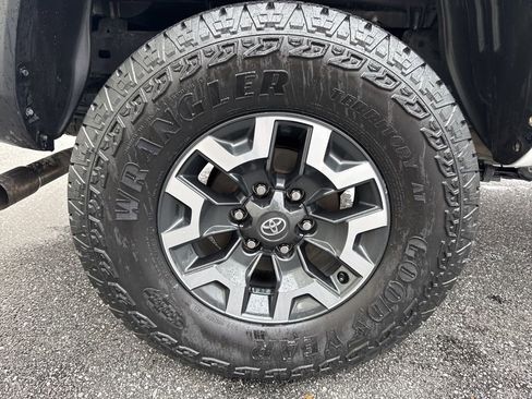 Used 2023 Toyota Tacoma TRD Off-Road w/ Technology Package image 9