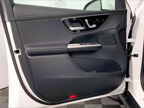 Used 2025 Mercedes-Benz GLC 300 4MATIC image 12