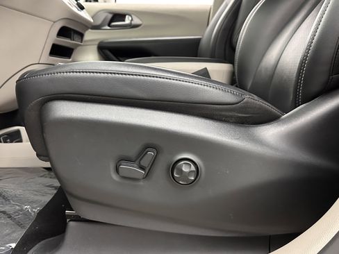 Used 2024 Chrysler Pacifica Touring-L image 13
