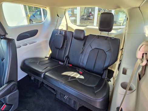 Used 2024 Chrysler Pacifica Touring-L FWD image 16