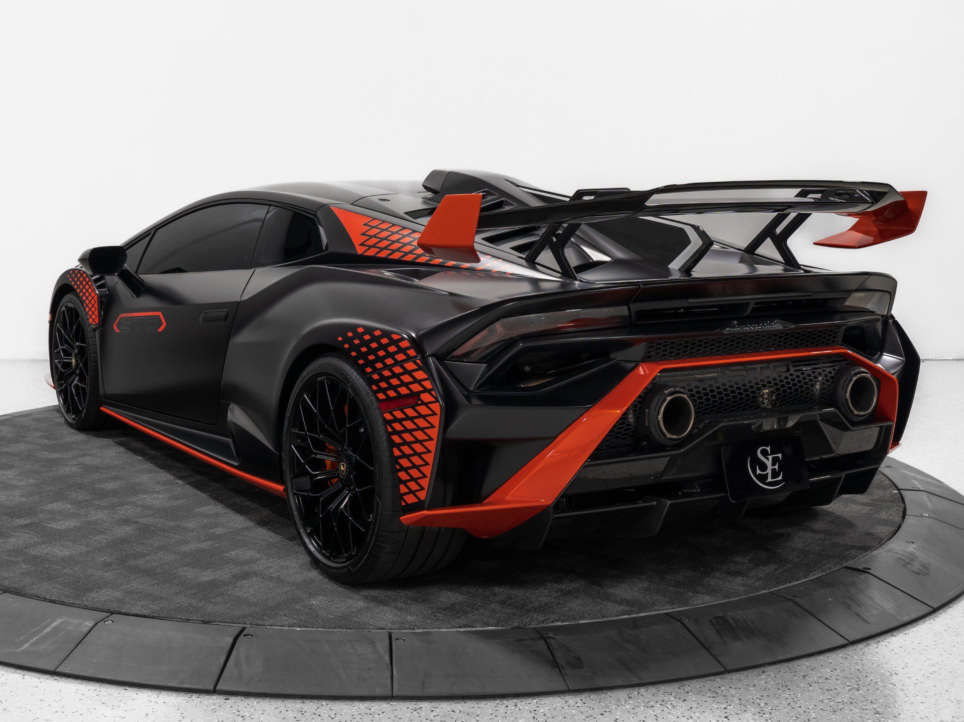Used 2024 Lamborghini Huracan STO RWD image 6