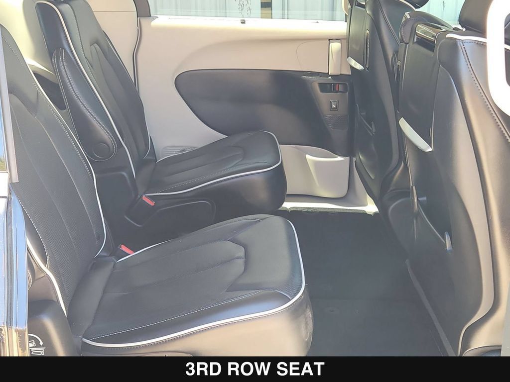 Used 2023 Chrysler Pacifica Limited w/ Uconnect Theater Family Group FWD image 25