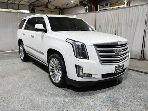 Used 2016 Cadillac Escalade Platinum AWD/4WD image 3