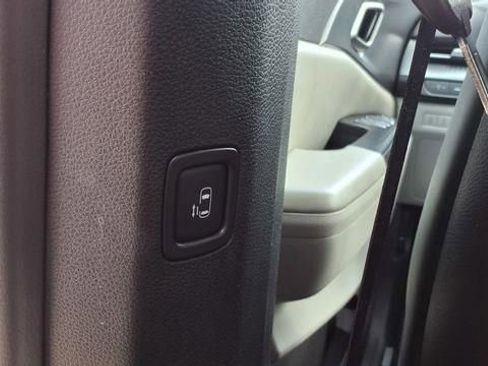 Used 2024 Kia Carnival LX image 17