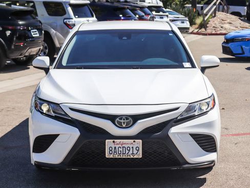 Used 2018 Toyota Camry SE FWD image 2