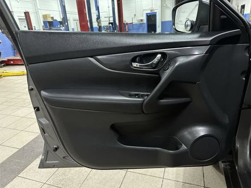 Used 2018 Nissan Rogue S image 28