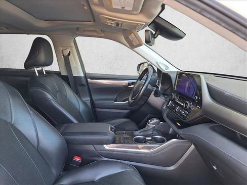 Used 2023 Toyota Highlander Limited FWD image 17