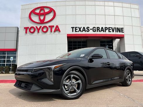 Used 2025 Kia K4 LXS image 2