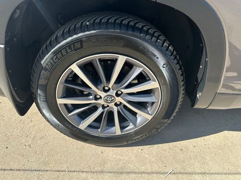 Used 2019 Toyota Highlander XLE AWD/4WD image 41