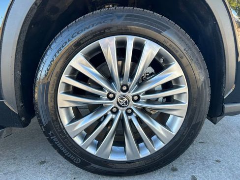 Used 2024 Toyota Highlander Platinum FWD image 32