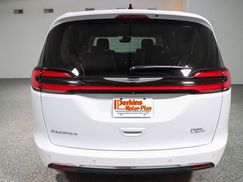 Used 2023 Chrysler Pacifica Touring-L FWD image 8