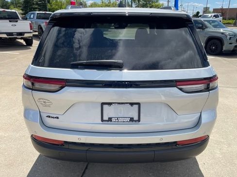 Used 2025 Jeep Grand Cherokee Altitude AWD/4WD image 6