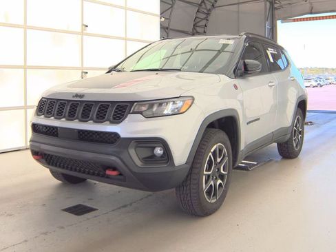 Used 2024 Jeep Compass Trailhawk AWD/4WD image 2