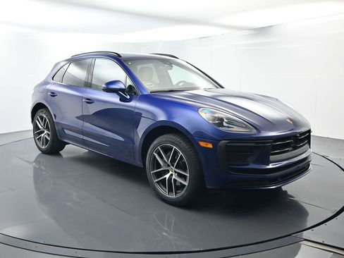 Certified 2024 Porsche Macan AWD/4WD image 17