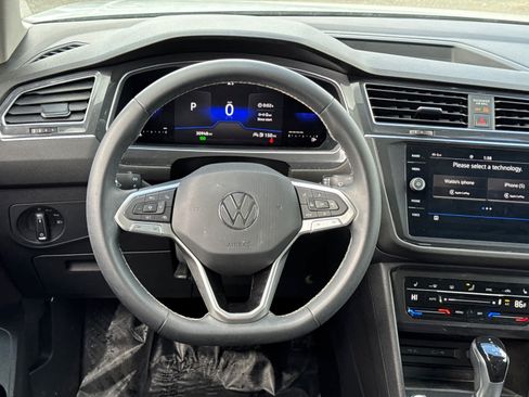 Used 2023 Volkswagen Tiguan SE AWD/4WD image 17