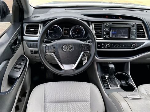 Used 2019 Toyota Highlander LE image 6