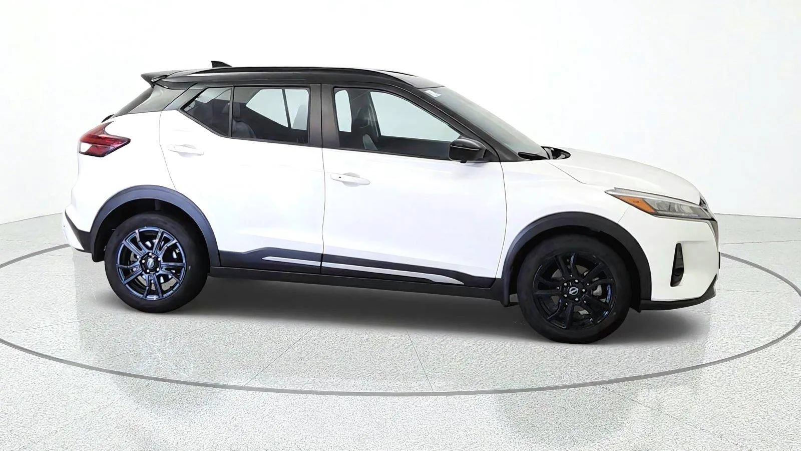 Used 2024 Nissan Kicks SR w/ SR Premium Package FWD image 10