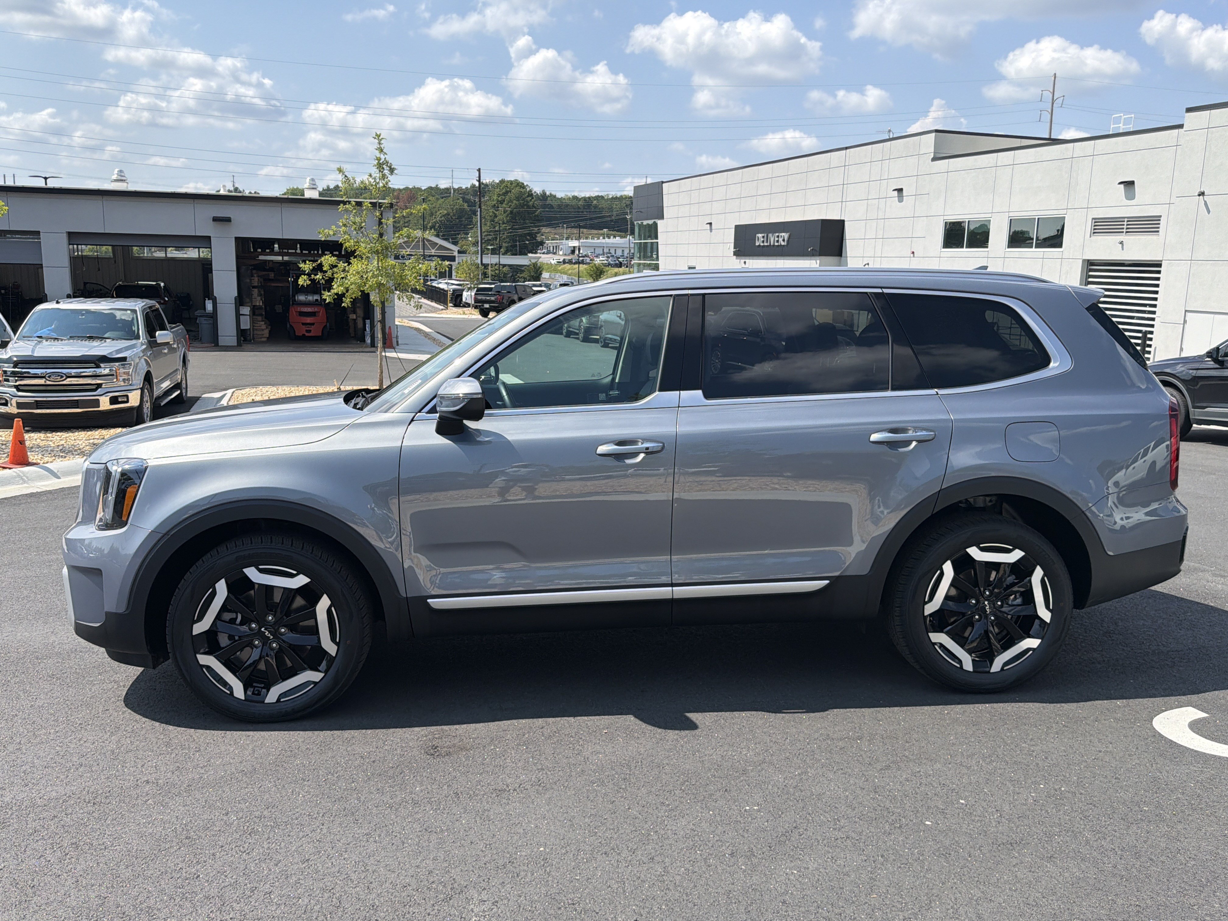 Used 2025 Kia Telluride S FWD image 4