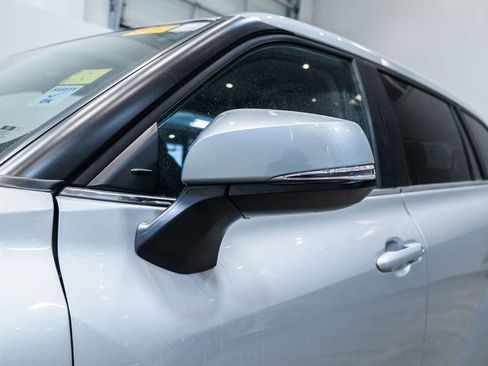 Used 2024 Toyota Highlander LE image 9