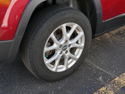 Used 2014 Jeep Cherokee Latitude w/ Cold Weather Group AWD/4WD image 5