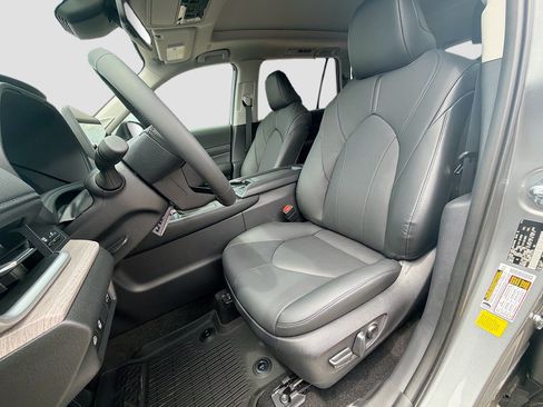 Used 2026 Toyota Grand Highlander AWD image 13