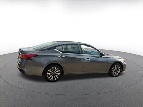 Used 2025 Nissan Altima 2.5 SV FWD image 13