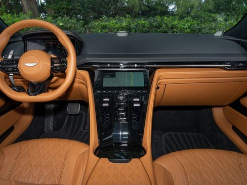 Used 2024 Aston Martin DB12 Coupe image 19