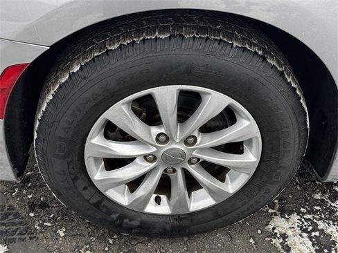 Certified 2019 Chrysler Pacifica Touring-L image 12